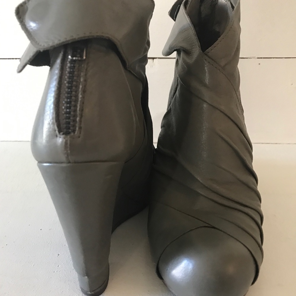 LD Tuttle gray leather ankle boots size 7